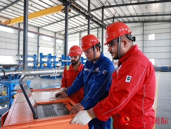 工作人員正對“璇璣”進行維保。人民網(wǎng)記者 管克江攝