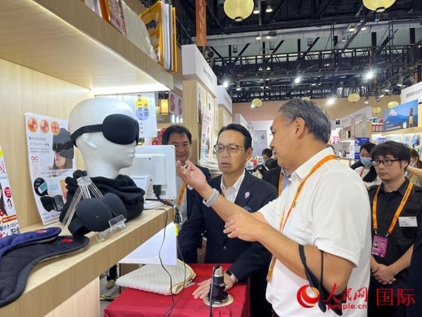 日本駐華大使金杉憲治（左二）參觀2024年服貿(mào)會(huì)日本館。人民網(wǎng)記者 盛楚宜攝