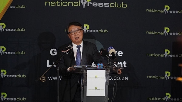 駐南非大使吳鵬出席中國駐南非使館同南國家新聞俱樂部聯(lián)合舉辦的中非合作論壇峰會(huì)成果宣介會(huì)并發(fā)表主旨講話。人民網(wǎng) 劉暢攝