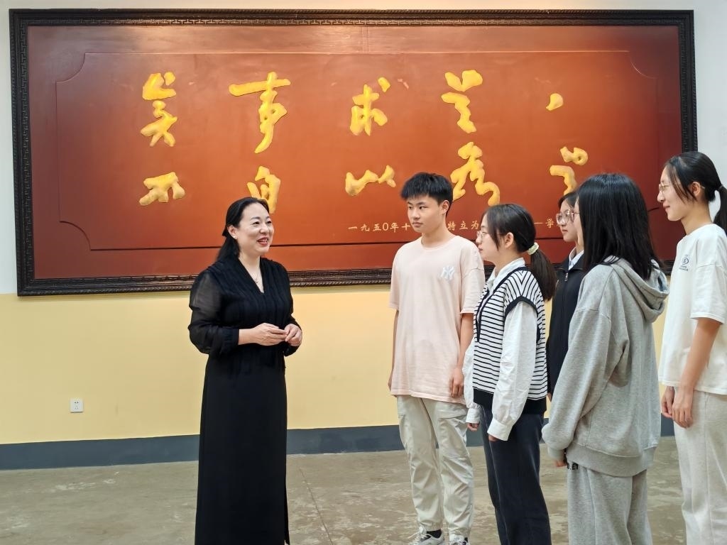 湖南第一師范學(xué)院思政課教師正在為學(xué)生講述紅色校史。（受訪者供圖）