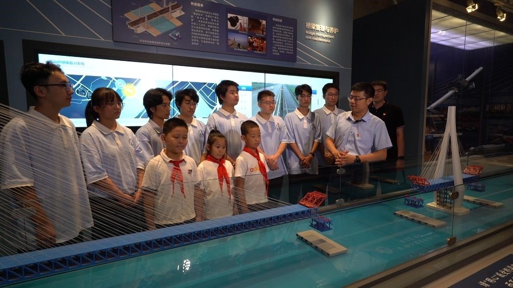 哈爾濱工業(yè)大學(xué)交通學(xué)院教師李順龍?jiān)谥袊鴺蛄翰┪镳^進(jìn)行課程思政與橋梁科普。新華社發(fā)（張潤 攝）