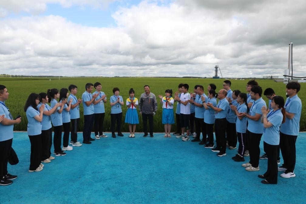 哈爾濱工業(yè)大學(xué)邀請(qǐng)農(nóng)業(yè)專家周德華為學(xué)生講授水稻種植的故事。新華社發(fā)