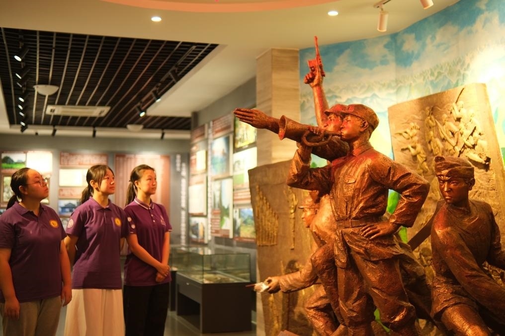 7月26日，南開大學(xué)實(shí)踐隊(duì)在環(huán)江革命陳列館了解毛南族人民在黨的領(lǐng)導(dǎo)下進(jìn)行革命斗爭的歷程。（受訪者供圖）