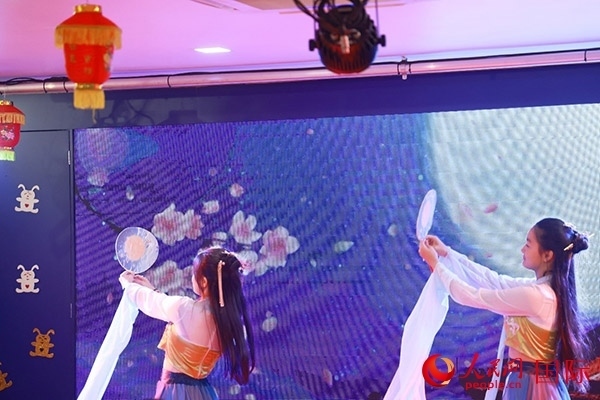 巴西華僑華人表演舞蹈《千里共嬋娟》。人民網(wǎng)記者 陳海琪攝