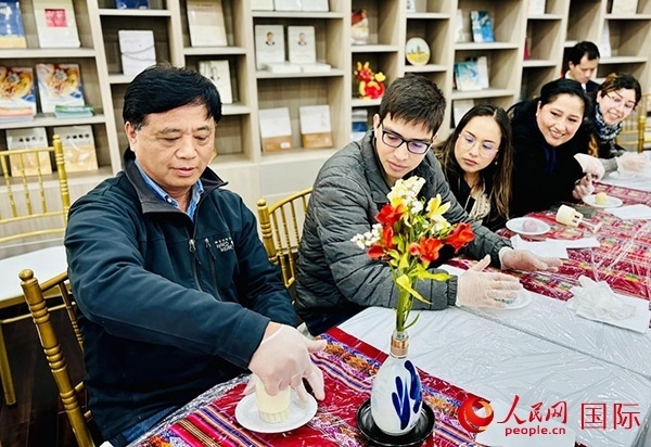 前來(lái)參加活動(dòng)的利馬居民共同制作冰皮月餅。人民網(wǎng)記者 宋亦然攝