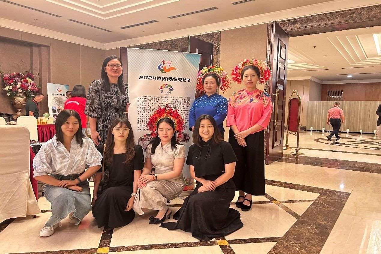 阿拉扎大學(xué)孔子學(xué)院老師和簪花圍傳承人合影。阿拉扎大學(xué)孔子學(xué)院供圖