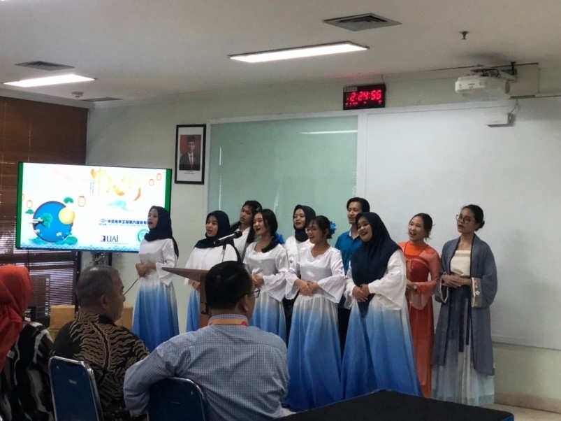 阿拉扎大學(xué)中文系學(xué)生演唱中文歌曲?；顒又鬓k方供圖