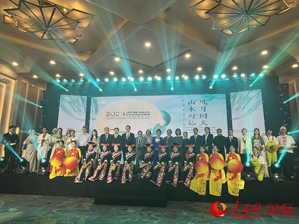 兩國嘉賓與中越藝術(shù)家現(xiàn)場合影。人民網(wǎng)記者 楊曄攝