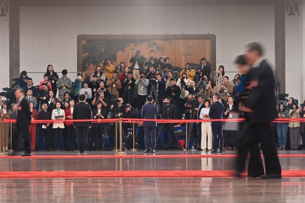 2024年3月10日，全國(guó)政協(xié)十四屆二次會(huì)議第三場(chǎng)“委員通道”集體采訪活動(dòng)在北京人民大會(huì)堂舉行。新華社記者 宋為偉 攝