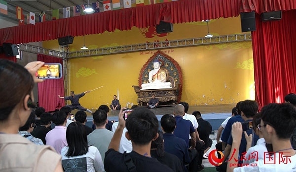 日本少林寺拳法青年代表團(tuán)觀看少林拳表演。人民網(wǎng)記者 張麗婭攝