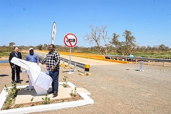 莫桑比克總統(tǒng)菲利佩·雅辛托·紐西（右）出席大橋通車儀式。中國(guó)電建供圖