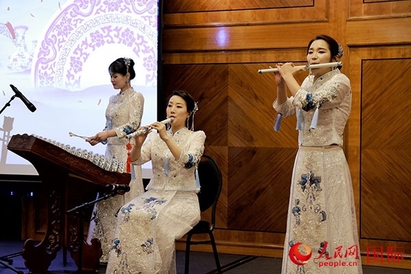 來(lái)自景德鎮(zhèn)的陶瓷音樂(lè)會(huì)在中秋佳節(jié)給英國(guó)倫敦的觀眾帶來(lái)了別樣的文化體驗(yàn)。人民網(wǎng)記者 邢雪攝