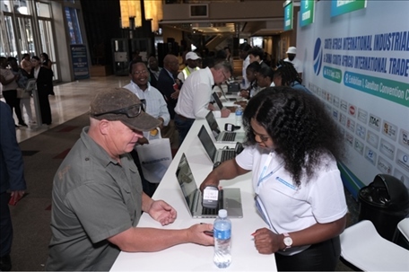 客商現(xiàn)場注冊參觀展會。主辦方供圖