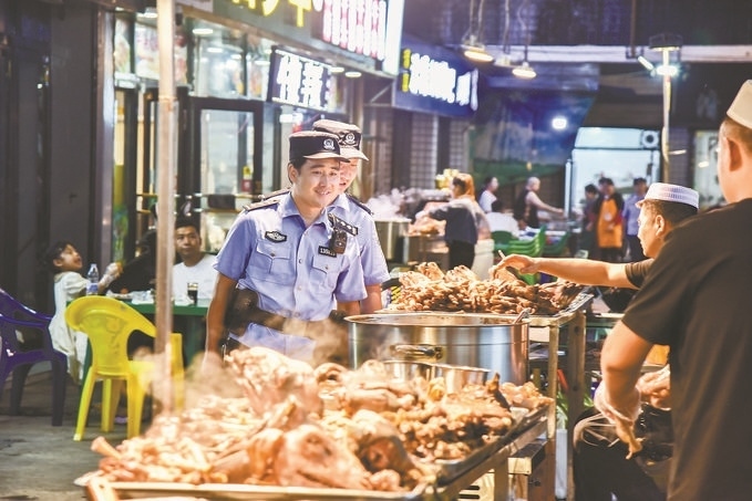 8月9日，甘肅省華亭市公安局組織民警輔警在夜市開(kāi)展巡邏檢查。張亞強(qiáng)攝