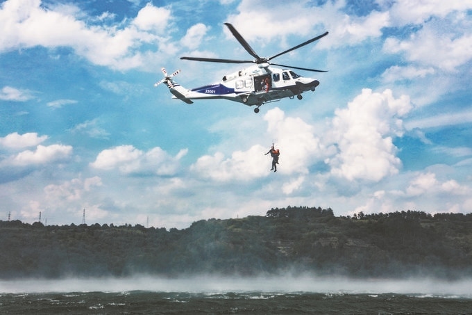 ▼7月17日，浙江省新昌縣公安局聯(lián)合浙江省公安廳警務(wù)航空隊(duì)在長(zhǎng)詔水庫(kù)水域及周邊開(kāi)展救援演練。王樟林?jǐn)z