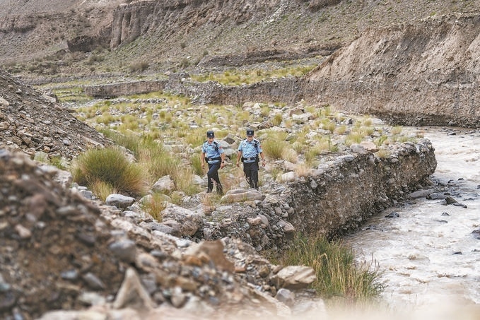 7月19日，新疆邊檢總站克州邊境管理支隊(duì)康蘇邊境檢查站民警輔警來(lái)到轄區(qū)烏恰縣康蘇水庫(kù)開(kāi)展巡邏。明懿攝