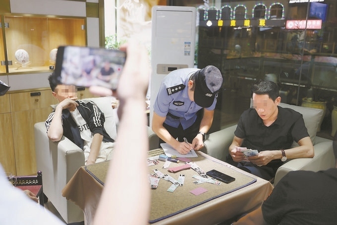 9月7日，云南省昆明市公安機(jī)關(guān)對(duì)棋牌室開(kāi)展檢查。