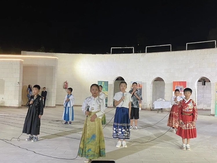 東方藝術(shù)文化館小朋友的詩朗誦表演。開羅中國文化中心供圖