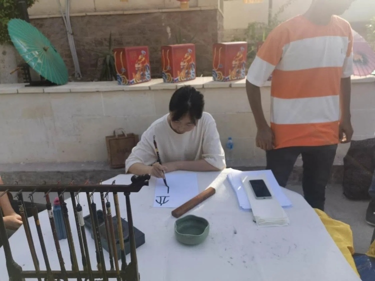 開羅文化中心漢語教師表演中國書法。開羅中國文化中心供圖