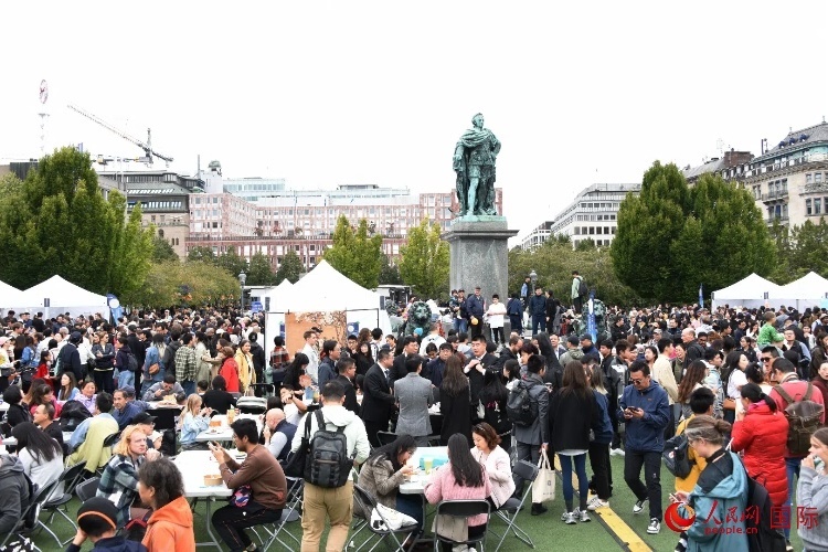 “天涯共此時(shí)——中秋游園會(huì)”在斯德哥爾摩國王花園舉辦。人民網(wǎng)記者 殷淼攝