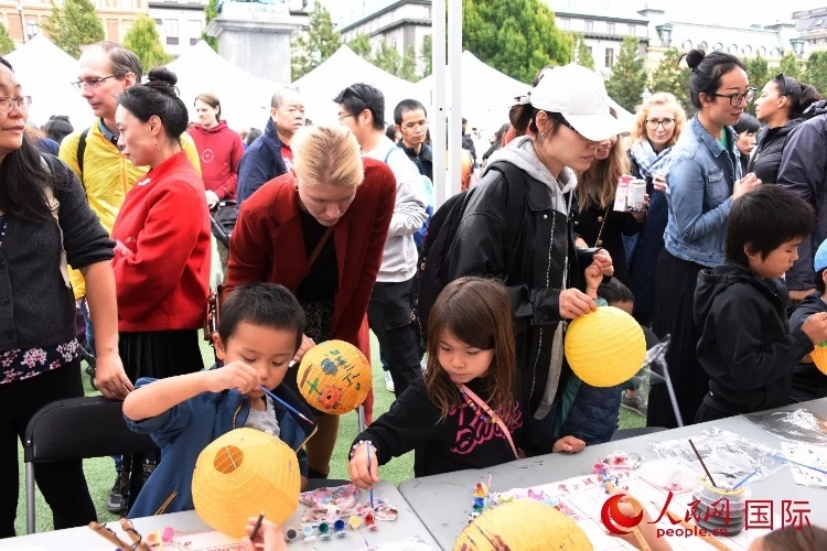 小朋友參加燈籠繪畫體驗(yàn)。人民網(wǎng)記者 殷淼攝