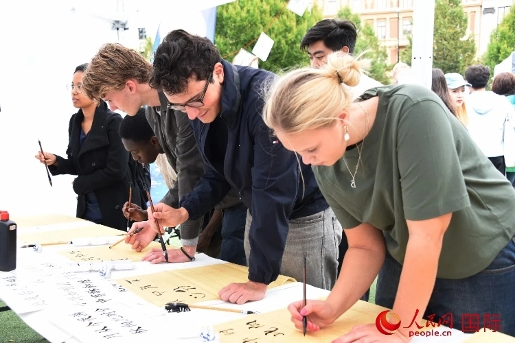 體驗(yàn)中國書法。人民網(wǎng)記者 殷淼攝