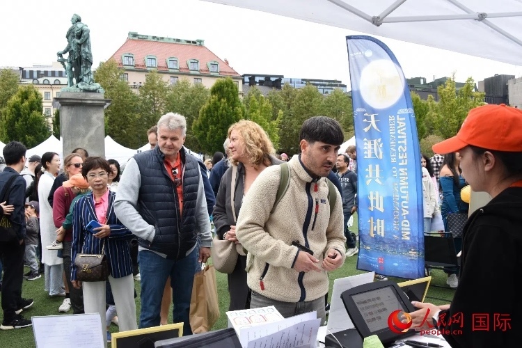 排隊(duì)等候品嘗中國美食的游客。人民網(wǎng)記者 殷淼攝