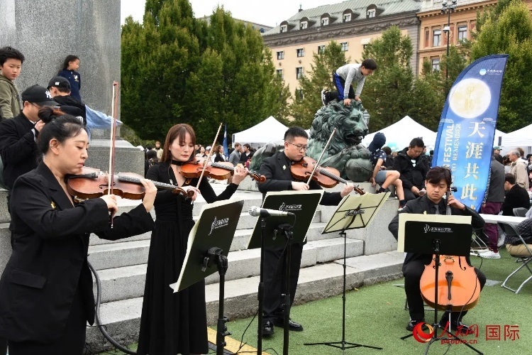 上海愛樂樂團(tuán)“快閃”活動(dòng)一瞥。人民網(wǎng)記者 殷淼攝