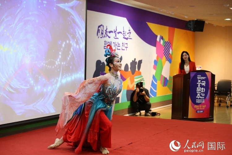 中國(guó)演員在中國(guó)文化周開(kāi)幕式上表演舞蹈。人民網(wǎng)記者 莽九晨攝