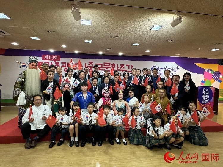 中韓雙方嘉賓和演員在中國(guó)文化周開(kāi)幕式上合影留念。人民網(wǎng)記者 莽九晨攝