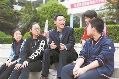 淮北市首批高層次人才儲備金獲得者、淮北市第一中學(xué)教師陳超（左三）在與學(xué)生交談。淮北市委人才工作局供圖