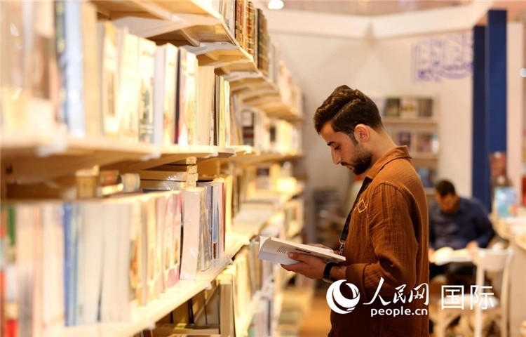 一位民眾在讀書。人民網(wǎng)中東中心分社奧馬爾·哈利勒攝
