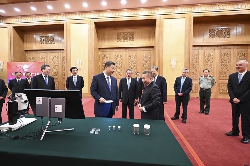 △2024年9月23日，習近平總書記等參觀月球樣品和探月工程成果展覽。