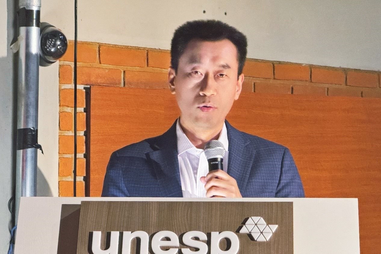 中國駐圣保羅總領(lǐng)事館副總領(lǐng)事田玉震在活動中致辭。圣保羅州立大學(xué)孔子學(xué)院供圖