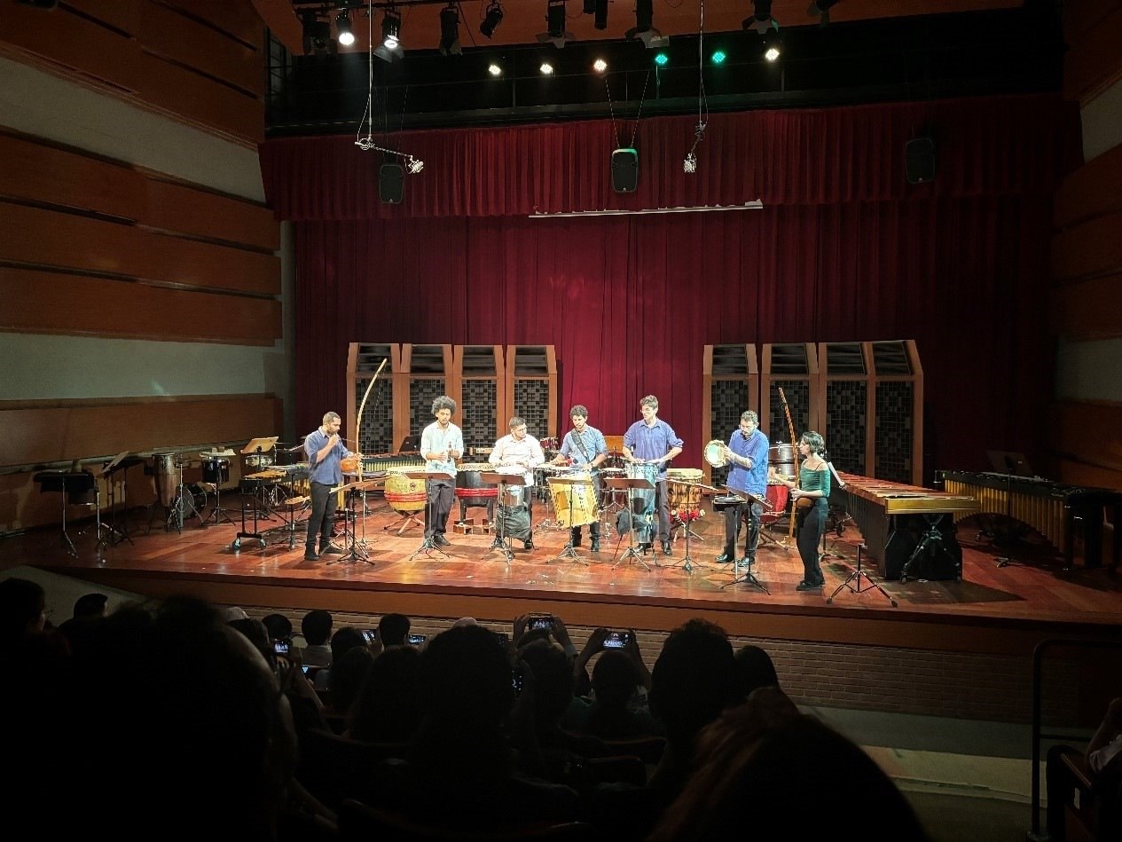 圣保羅州立大學(xué)藝術(shù)學(xué)院打擊樂團(tuán)在活動上表演精彩的節(jié)目。 圣保羅州立大學(xué)孔子學(xué)院供圖