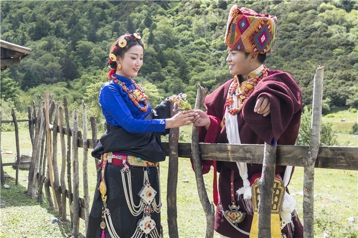 康定情歌（木格措）風(fēng)景區(qū)中的一對(duì)年輕人。林革文攝