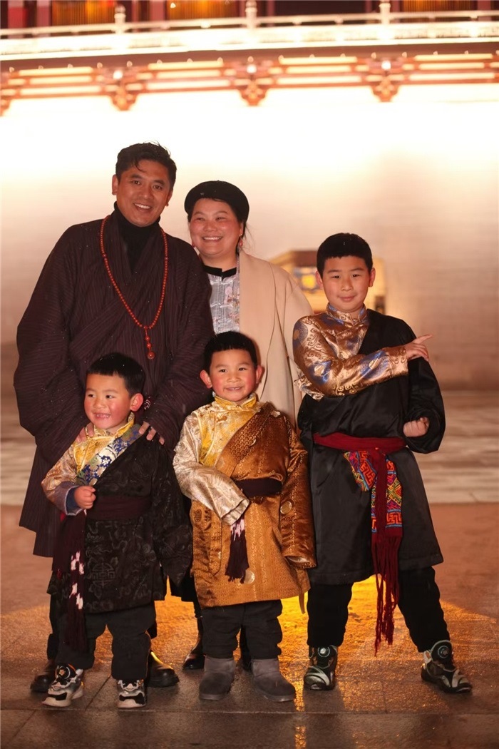 康定的節(jié)日氛圍多元和諧。圖為2024年元宵夜，洛讓銀登一家五口在旅行中拍攝的合影。資料圖片