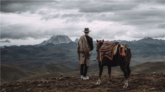 在康定八郎生都星空營地，村里的青年丹真德勒牽馬注視世代生活的家園。八郎村提供