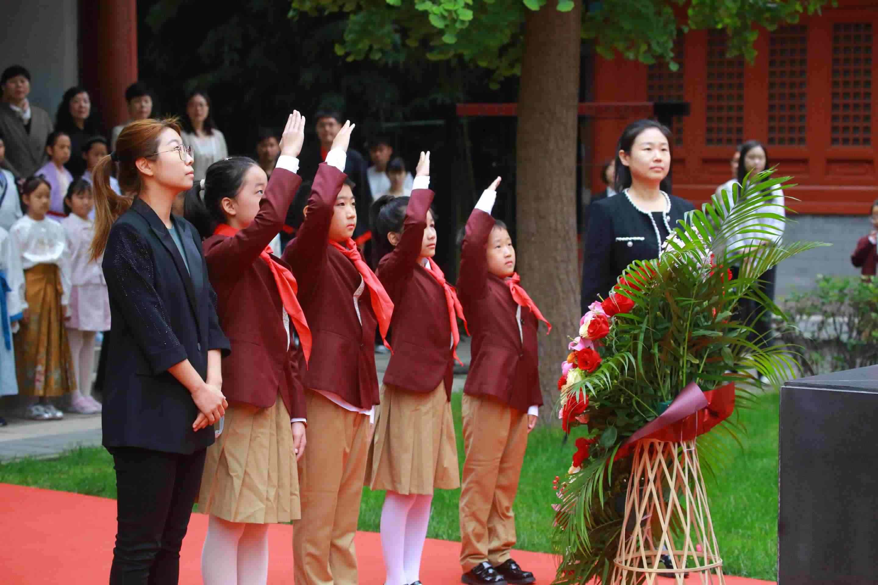 少先隊員敬獻(xiàn)花籃。校方供圖