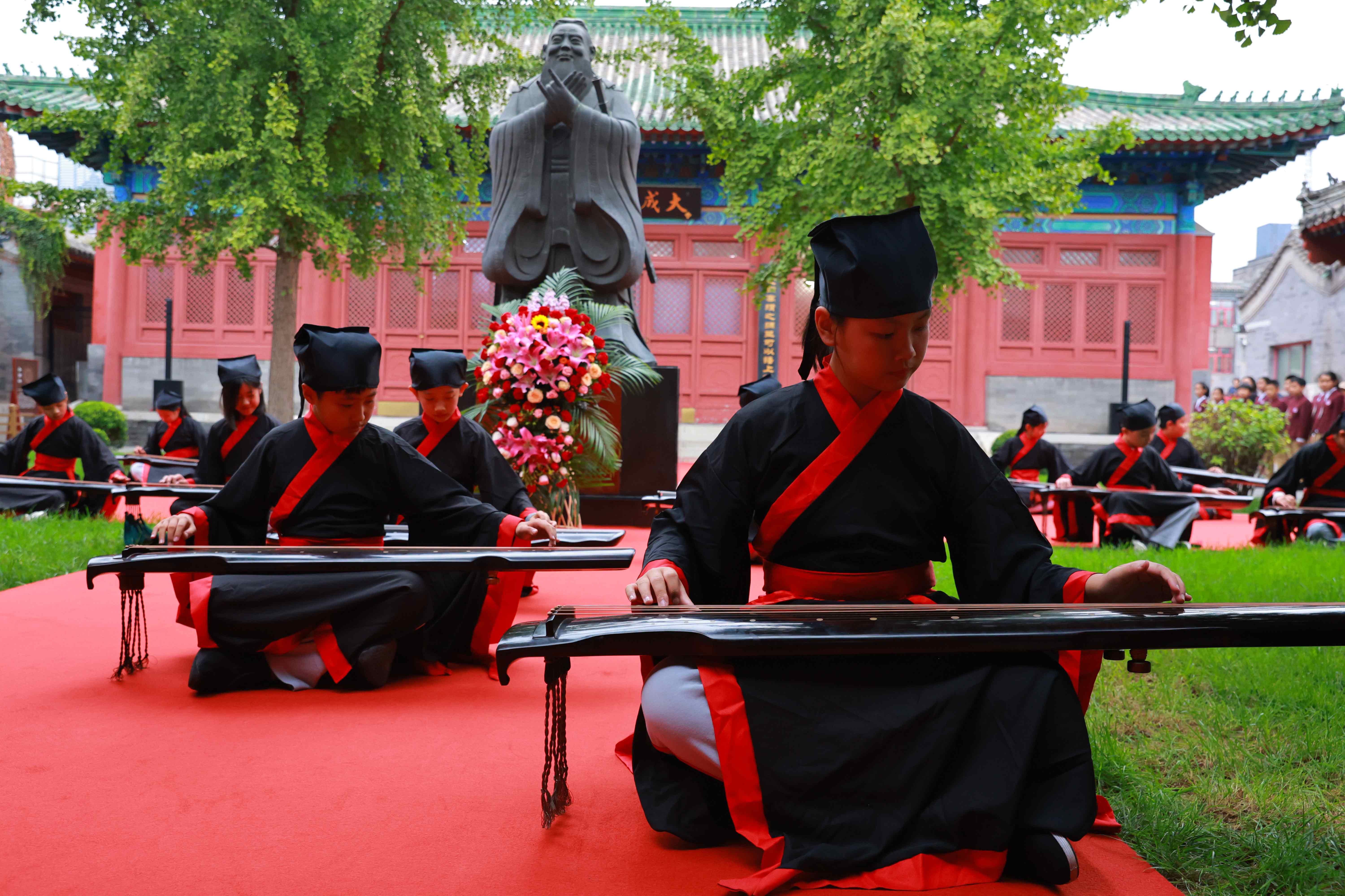 古琴表演《至圣先師孔子歌》。校方供圖