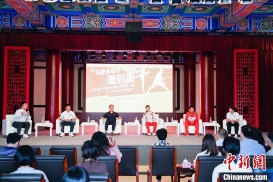 吳愉、王德新、沈?qū)W軍、江海東、朱曉蕾與在座同學(xué)們分享個人的體育故事與成長感悟。上海市港澳辦供圖