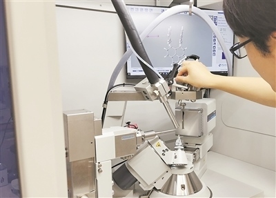 科研人員使用X射線(xiàn)衍射儀研究σ鍵。圖片來(lái)源：日本北海道大學(xué)