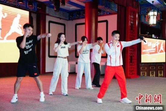 巴黎奧運(yùn)會拳擊冠軍吳愉現(xiàn)場教學(xué)。上海市港澳辦供圖