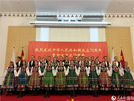 波蘭馬佐夫舍歌舞團現(xiàn)場演出。人民網(wǎng)記者 禹麗敏攝