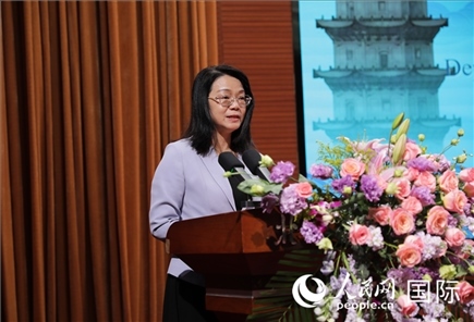 福建省人民政府外事辦公室副主任黃劭蓉在“走進(jìn)中華文明——海絲印記 世遺泉州”主題人文交流活動(dòng)中致辭。人民網(wǎng) 王婧攝