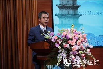 泉州市人民政府副市長姚飛在“走進(jìn)中華文明——海絲印記 世遺泉州”主題人文交流活動(dòng)中致辭。人民網(wǎng) 王婧攝