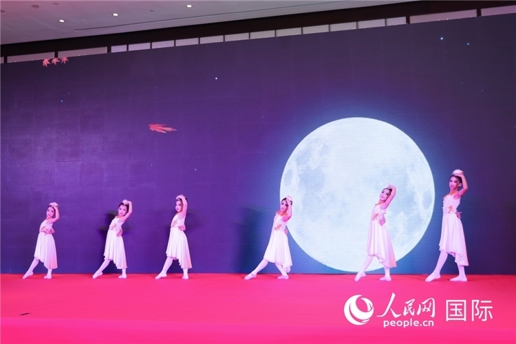 中國(guó)青少年歌舞表演。人民網(wǎng)記者任皓宇攝