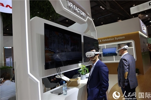 外國觀眾在通過VR參觀中國風電企業(yè)智慧工廠。人民網(wǎng)記者 劉仲華攝
