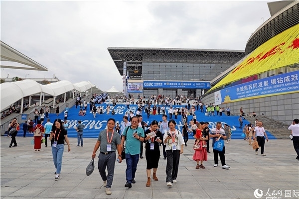 第二十一屆東博會展館外，參觀者步行離場。人民網(wǎng)記者趙益普攝