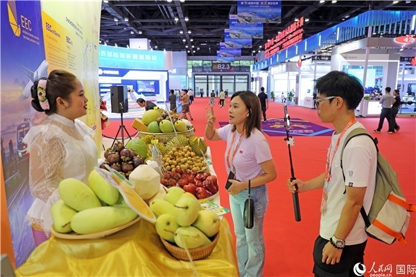 在東博會泰國展區(qū)，參觀者在向泰方工作人員了解泰國水果情況。人民網(wǎng)記者趙益普攝
